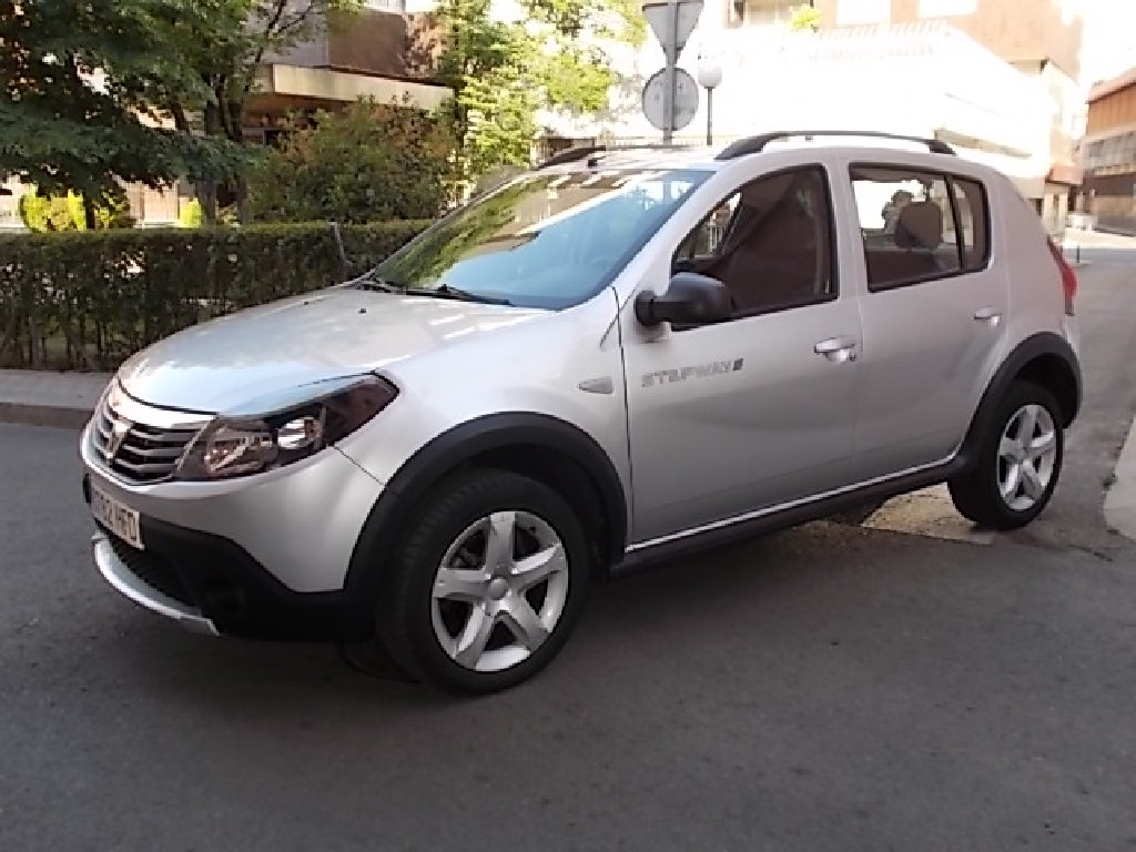 Dacia sandero gris claro  de segunda mano - dacia sandero stepway 1.5 dci 2011 / 181.933km.