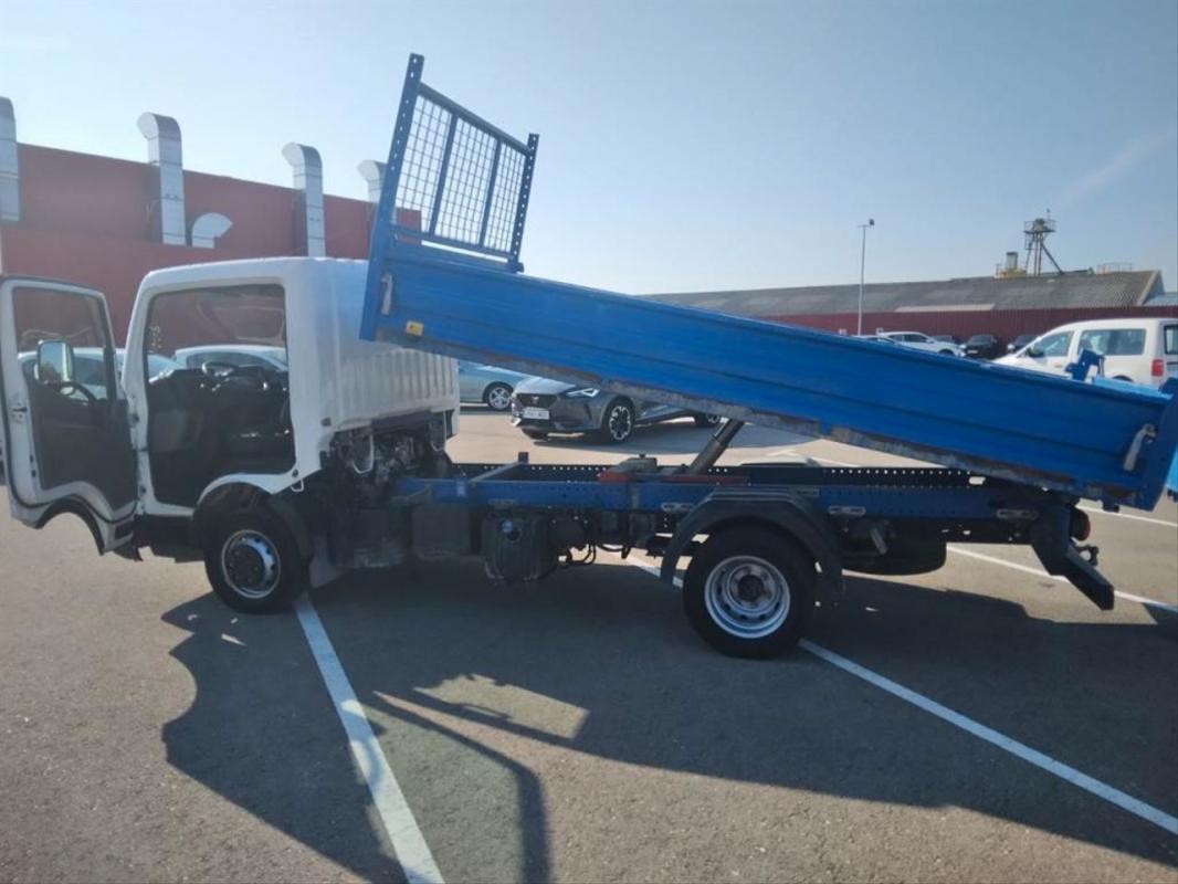 nissan nt400 35.131 basico caja volquete acero corta 2018 / 89.662km.